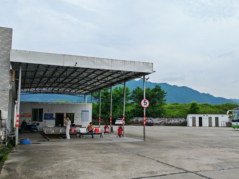 文件:三坑总站候车区域.jpg