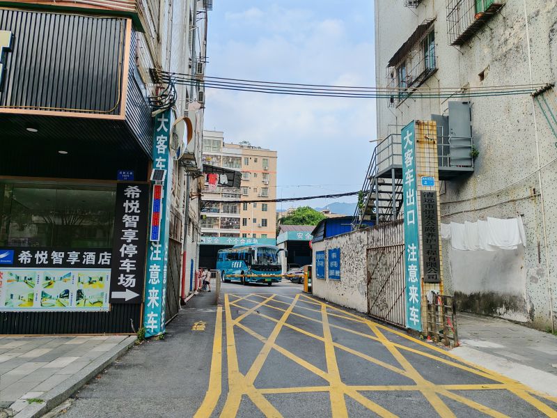 文件:清新便捷站车辆出口261017.jpg