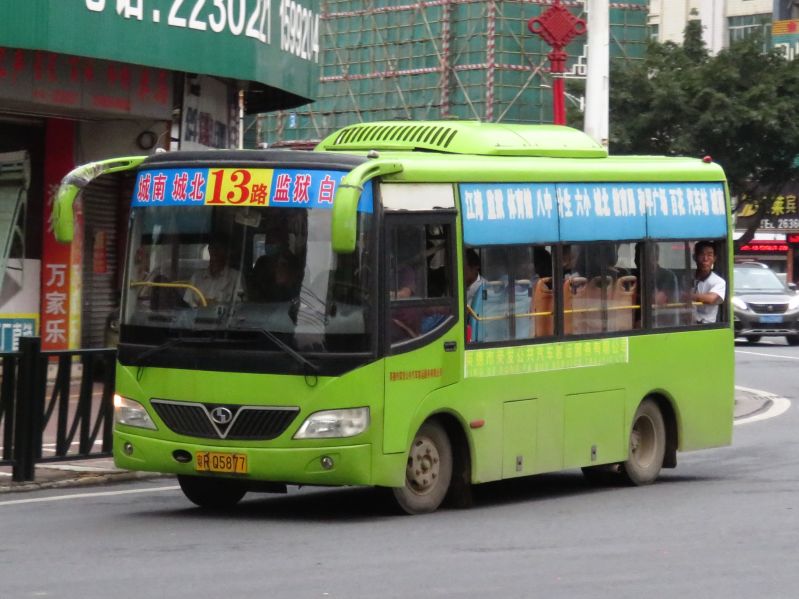 文件:粤RQ5877（英德13路）.jpg